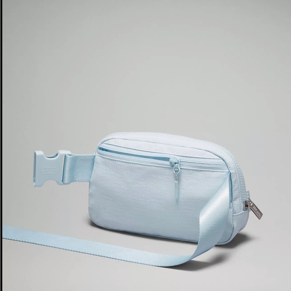 Powder Blue Lululemon Everywhere Crossbody Belt Bag 1L NWT - Picture 4 of 5